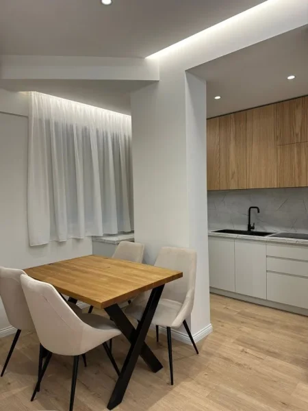 Tirane, jepet me qera apartament 1+1+Ballkon Kati 4, 80 m² 700 € (Komuna e Parisit)