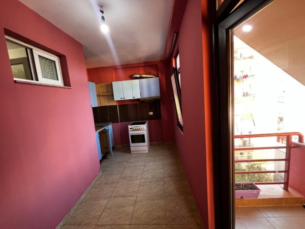 Tirane, jepet me qera apartament 2+1+Ballkon Kati 3, 100 m² 450 € (Komuna Parisit tek Kryqezimi i Bankave Abi Bank dhe Intesa San Paulo)