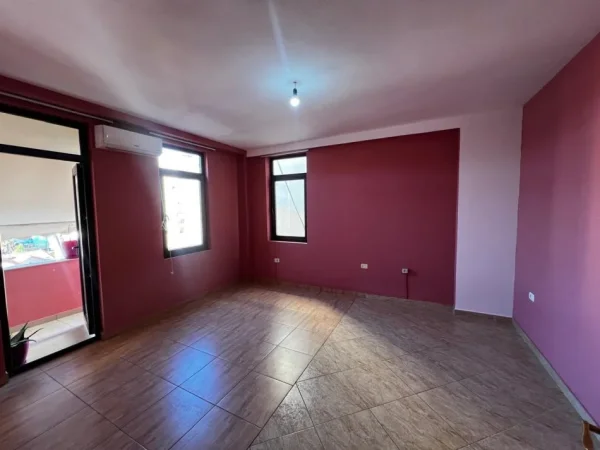 Tirane, jepet me qera apartament 2+1+Ballkon Kati 3, 100 m² 450 € (Komuna Parisit tek Kryqezimi i Bankave Abi Bank dhe Intesa San Paulo)