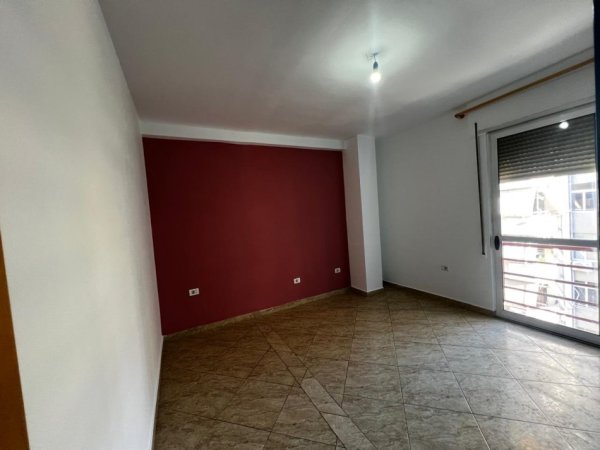 Tirane, jepet me qera apartament 2+1+Ballkon Kati 3, 100 m² 450 € (Komuna Parisit tek Kryqezimi i Bankave Abi Bank dhe Intesa San Paulo)