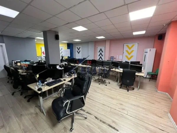 Tirane, jepet me qera zyre Kati 0, 562 m² 7.000 € (9 Kateshet)