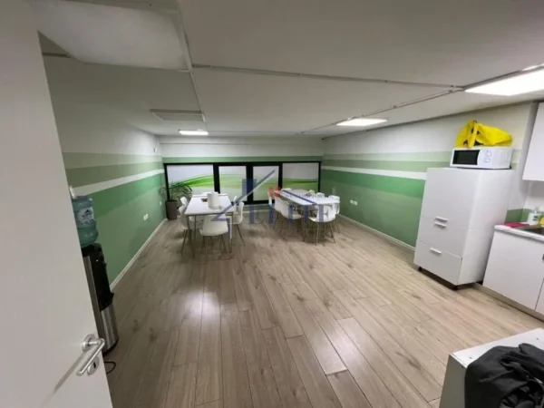 Tirane, jepet me qera zyre Kati 0, 562 m² 7.000 € (9 Kateshet)