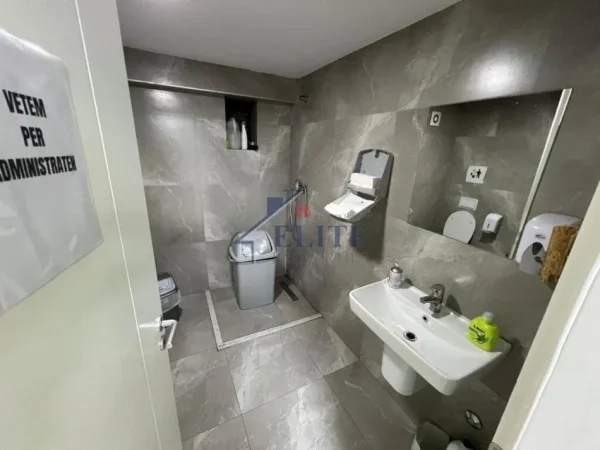 Tirane, jepet me qera zyre Kati 0, 562 m² 7.000 € (9 Kateshet)