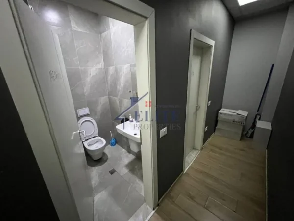 Tirane, jepet me qera zyre Kati 0, 562 m² 7.000 € (9 Kateshet)
