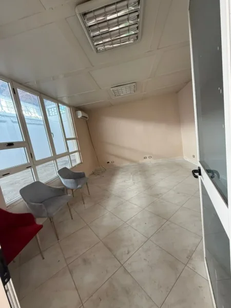 Durres, jepet me qera ambjent biznesi , 700 m² 1.200 € (Shkozet)