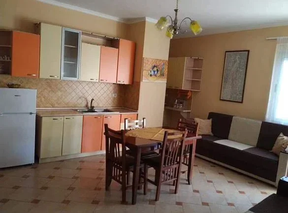 Durres, jepet me qera apartament 1+1+Ballkon Kati 4, 65 m² 400 € (Shkembi i Kavajes)