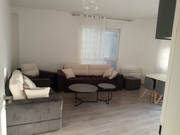 Tirane, jepet me qera apartament 2+1+Ballkon Kati 8, 97 m² 600 € (21 Dhjetori , Rruga Artan Lenja , Kompleksi Kontakt)