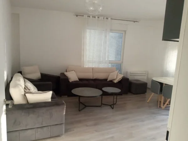 Tirane, jepet me qera apartament 2+1+Ballkon Kati 8, 97 m² 600 € (21 Dhjetori , Rruga Artan Lenja , Kompleksi Kontakt)