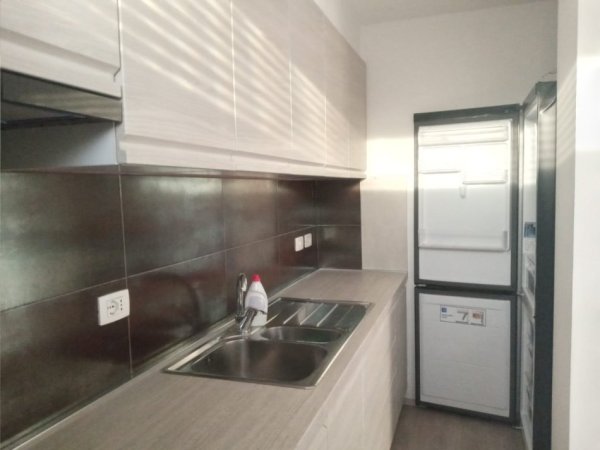 Tirane, jepet me qera apartament 2+1+Ballkon Kati 8, 97 m² 600 € (21 Dhjetori , Rruga Artan Lenja , Kompleksi Kontakt)