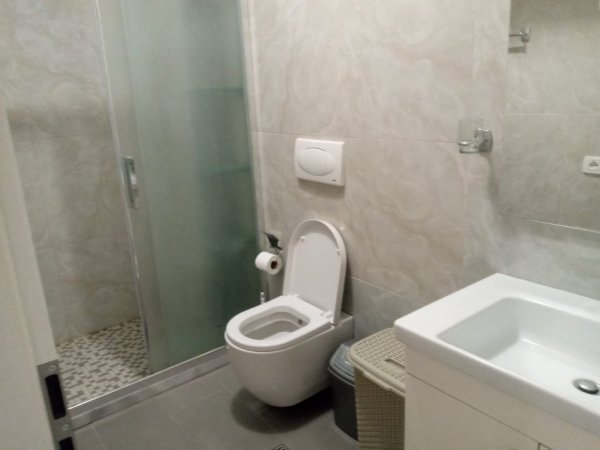Tirane, jepet me qera apartament 2+1+Ballkon Kati 8, 97 m² 600 € (21 Dhjetori , Rruga Artan Lenja , Kompleksi Kontakt)