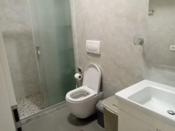 Tirane, jepet me qera apartament 2+1+Ballkon Kati 8, 97 m² 600 € (21 Dhjetori , Rruga Artan Lenja , Kompleksi Kontakt)