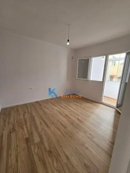 Tirane, shes apartament 2+1+Ballkon Kati 5, 75 m² 129.000 € (Oxhaku)