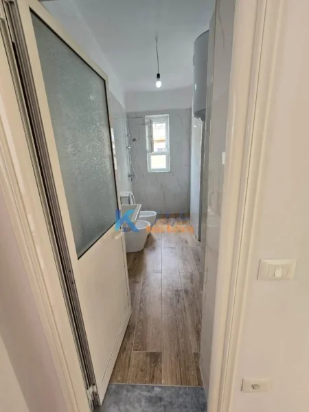 Tirane, shes apartament 2+1+Ballkon Kati 5, 75 m² 129.000 € (Oxhaku)