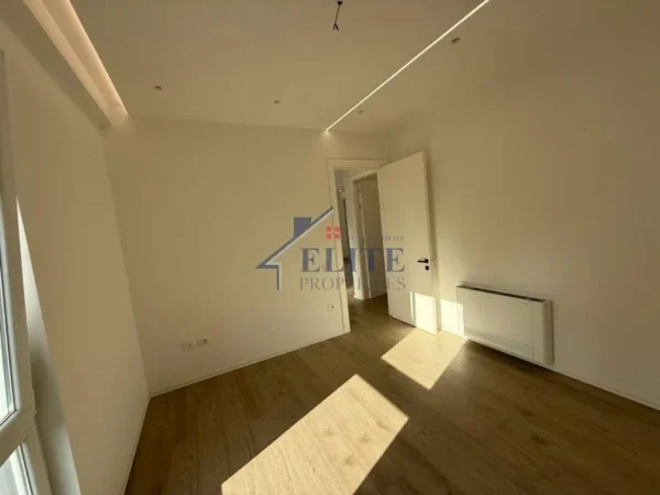 Tirane, jepet me qera zyre Kati 8, 145 m² 1.500 € (Rruga e Dibres)