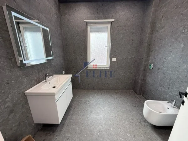 Tirane, jepet me qera zyre Kati 8, 145 m² 1.500 € (Rruga e Dibres)