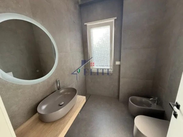 Tirane, jepet me qera zyre Kati 8, 145 m² 1.500 € (Rruga e Dibres)