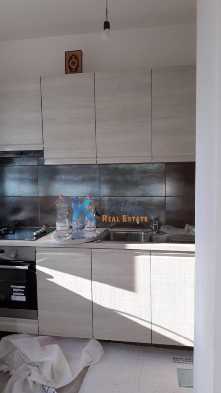 Tirane, jap me qera apartament 2+1+Ballkon Kati 8, 97 m² 600 € (21 Dhjetori, Kompleksi Kontakt)