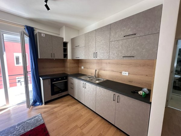 Tirane, jepet me qera apartament 1+1+Ballkon Kati 4, 60 m² 600 € (Selite . prane tregut ushqimor)