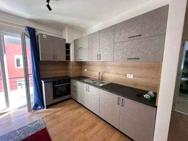 Tirane, jepet me qera apartament 1+1+Ballkon Kati 4, 60 m² 600 € (Selite . prane tregut ushqimor)