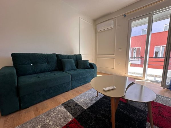 Tirane, jepet me qera apartament 1+1+Ballkon Kati 4, 60 m² 600 € (Selite . prane tregut ushqimor)