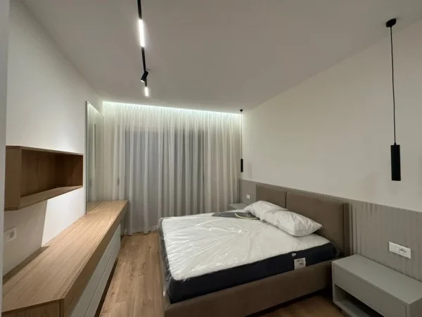 Tirane, jepet me qera apartament 1+1 Kati 4, 78 m² 700 € (Komuna Paris)