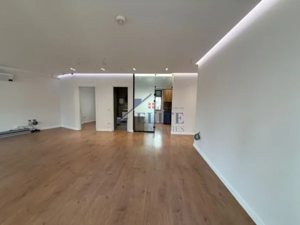 Tirane, jepet me qera zyre Kati 4, 144 m² 1.500 € (Bulevardi Zogu i I-re)