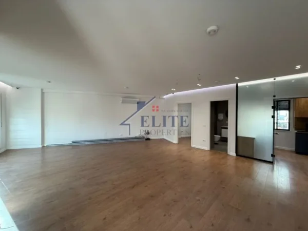 Tirane, jepet me qera zyre Kati 4, 144 m² 1.500 € (Bulevardi Zogu i I-re)