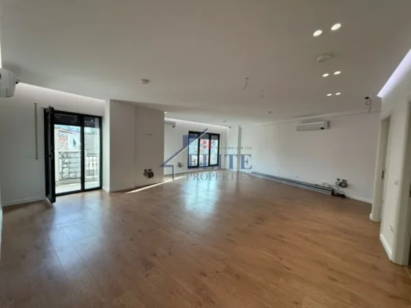 Tirane, jepet me qera zyre Kati 4, 144 m² 1.500 € (Bulevardi Zogu i I-re)