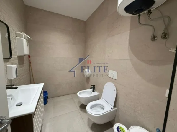 Tirane, jepet me qera zyre Kati 4, 144 m² 1.500 € (Bulevardi Zogu i I-re)
