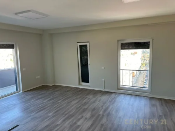 Tirane, jepet me qera zyre Kati 6, 107 m² 700 € (Panorama)