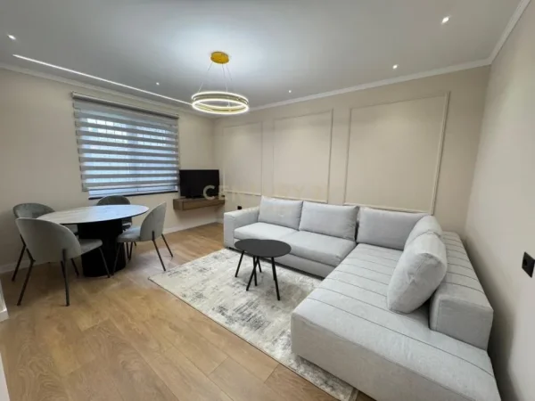 Tirane, jepet me qera apartament 2+1+Aneks+Ballkon Kati 1, 78 m² 600 € (XHAMLLIK)