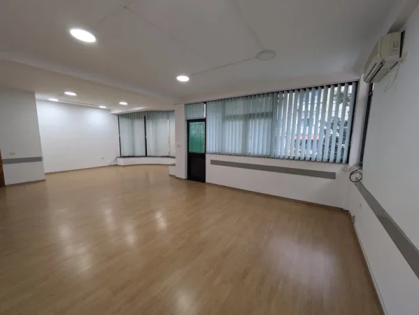 Tirane,  Ambient biznesi me qira  Kati 0, 196 m² 1.800 € (Varri Bomit)