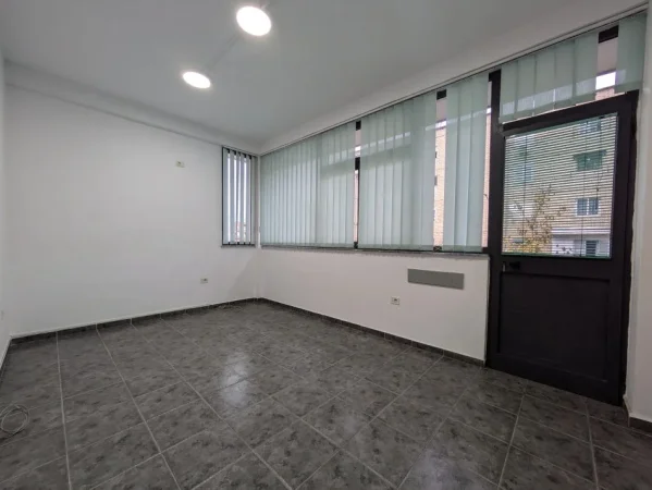 Tirane,  Ambient biznesi me qira  Kati 0, 196 m² 1.800 € (Varri Bomit)