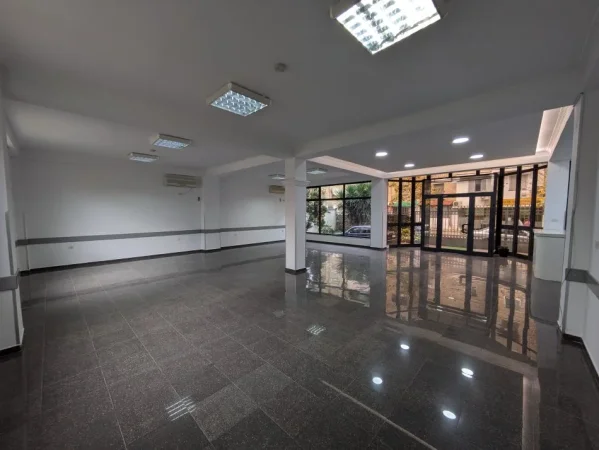 Tirane,  Ambient biznesi me qira  Kati 0, 196 m² 1.800 € (Varri Bomit)