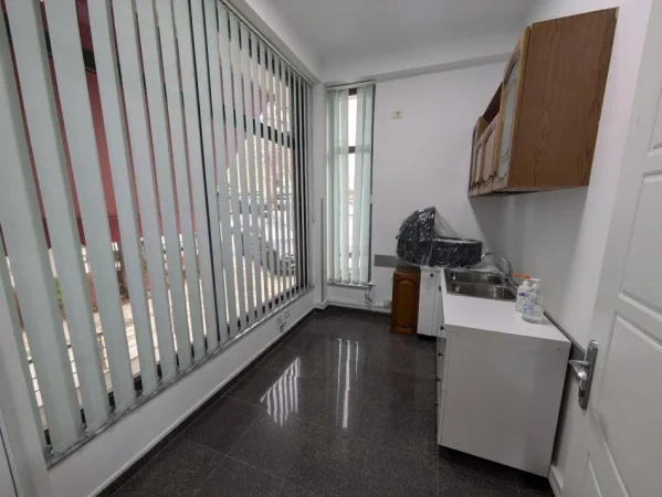 Tirane,  Ambient biznesi me qira  Kati 0, 196 m² 1.800 € (Varri Bomit)