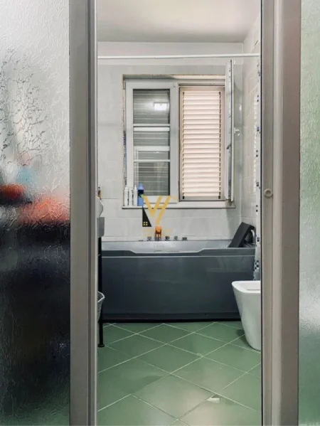 Tirane, jepet me qera apartament 4+1 , 180 m² 1.200 € (RRUGA E BRIGADAVE)