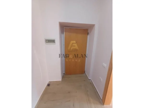 Tirane, jepet me qera zyre Kati 2, 76 m² 800 € (Shallvaret, perballe Tajvanit)