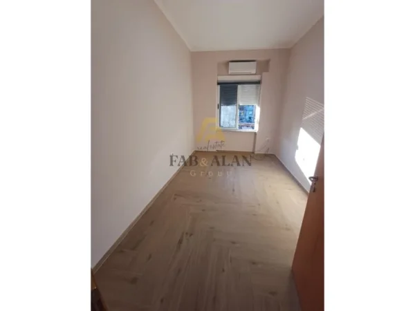 Tirane, jepet me qera zyre Kati 2, 76 m² 800 € (Shallvaret, perballe Tajvanit)