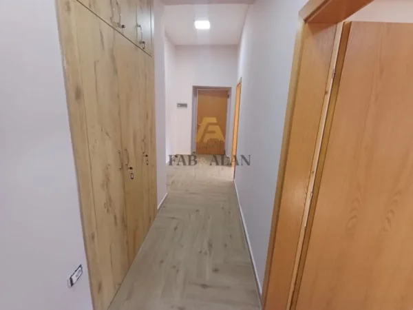 Tirane, jepet me qera zyre Kati 2, 76 m² 800 € (Shallvaret, perballe Tajvanit)