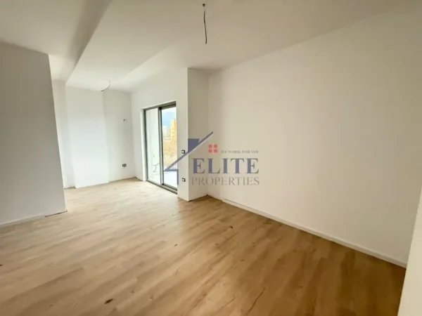Tirane, jepet me qera apartament 1+1 Kati 3, 64 m² 400 € (Fusha e Aviacionit)