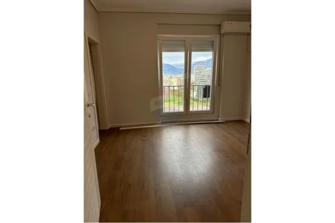 Tirane, jepet me qera zyre Kati 5, 135 m² 850 € (RRUGA E KOSOVAREVE)