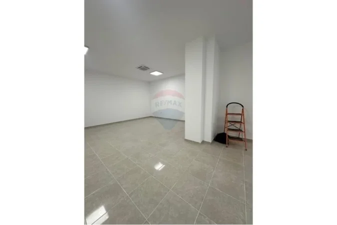 Tirane, jepet me qera dyqan Kati 0, 125 m² 1.200 € (FUSHA E AVIACIONIT)