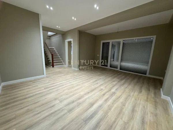 Tirane, jepet me qera apartament duplex Dublex Kati 4, 213 m² 1.300 € (LIQENI I THATE)