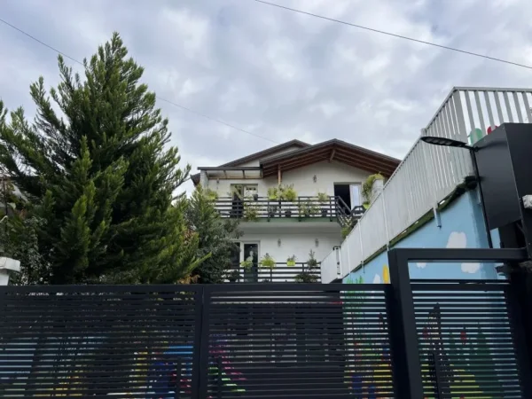 Tirane, jepet me qera ambjent biznesi Kati 1, 200 m² 2.200 € (Don Bosko)