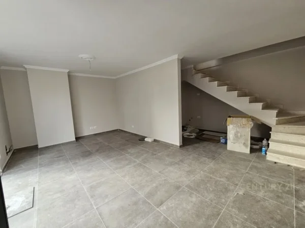 Tirane, jepet me qera ambjent biznesi Kati 0, 108 m² 1.200 € (Pazari i Ri)