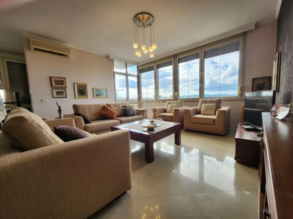 Tirane, jepet me qera apartament 2+1+Aneks+Ballkon Kati 12, 150 m² 1.100 € (ZOGU I ZI)