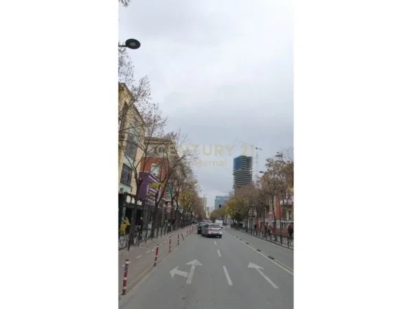 Tirane, jepet me qera ambjent biznesi , 175 m² 4.100 € (Rruga e Durresit)