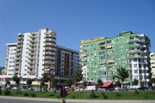 Tirane, jepet me qera apartament 2+1 Kati 2, 120 m² 500 € (Pallati me shigjeta)