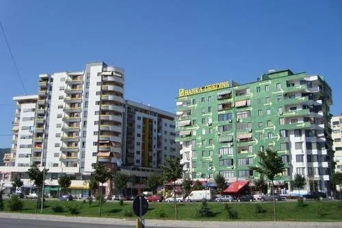 Tirane, jepet me qera apartament 2+1 Kati 2, 120 m² 500 € (Pallati me shigjeta)