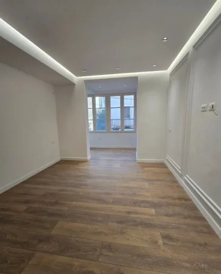 Tirane, jepet me qera ambjent biznesi Kati 2, 145 m² 